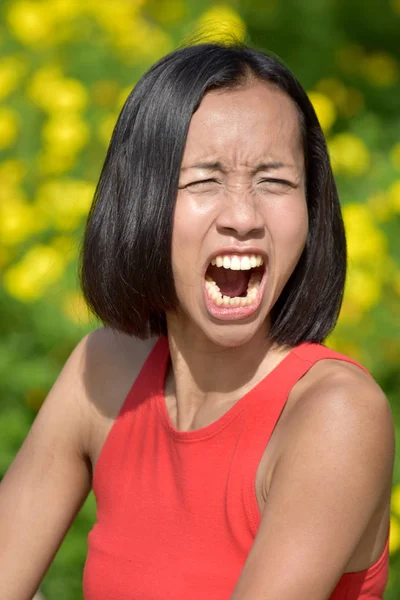 Een gekke volwassen vrouw. — Stockfoto