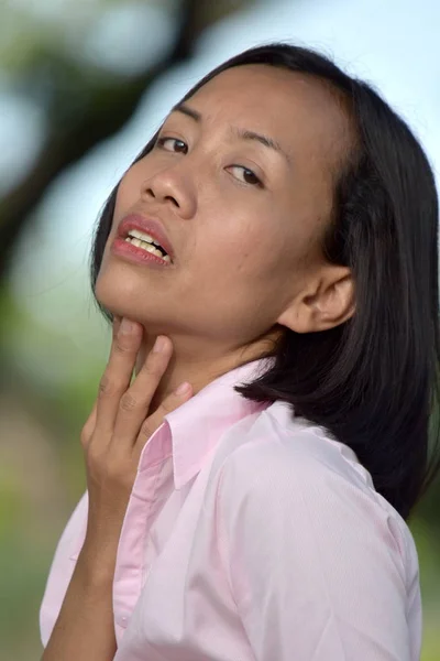 Minoritas Atraktif Perempuan Dengan Tenggorokan Sore — Stok Foto