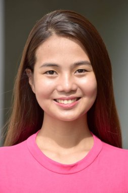 Gülümseyen genç azınlık erkek