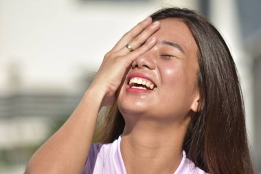 Gülen genç azınlık kadın