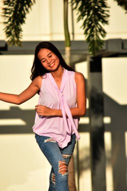 Güzel Asyalı kadın dans