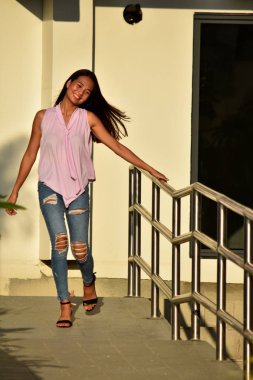 Eğlenceli güzel yetişkin kadın yürüyüş