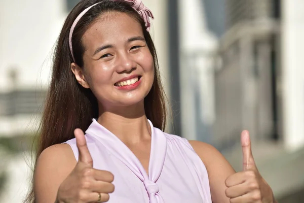 亚洲成年女性与拇指向上 — 图库照片
