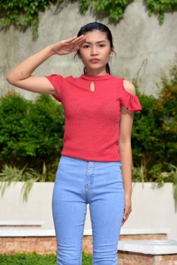 Genç bir kadın Saluting