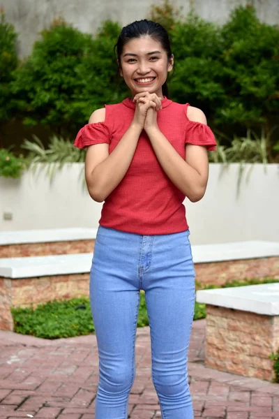 Una adolescente rezando — Foto de Stock