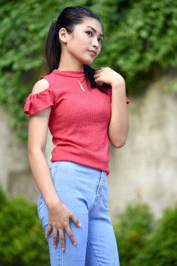 Bir düşünceli farklı kız