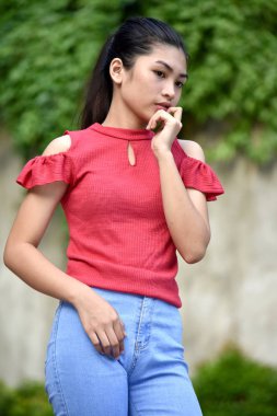 Kadın genç ve endişe