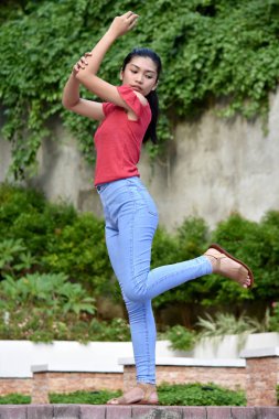 Dans bir Asyalı kız