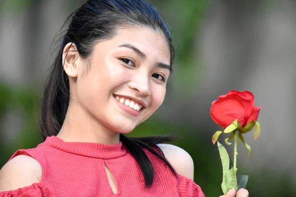 Χαμογελαστός νέος Φιλιππινέζες θηλυκό με λουλούδια — Φωτογραφία Αρχείου