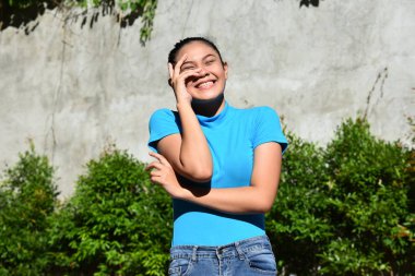 Güzel Asyalı kadın gülüyor