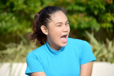 Bir güzel kadın Winking