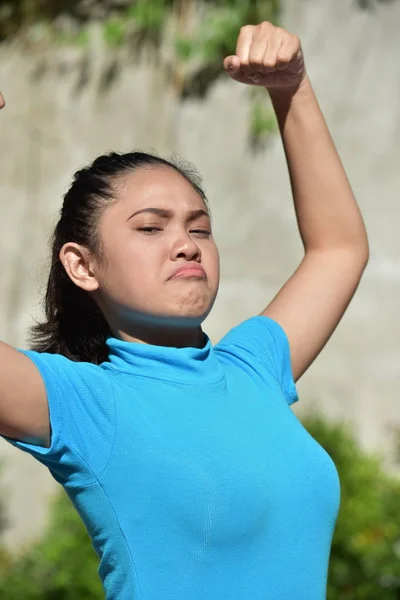 강한 젊은 필리핀 여자 — 스톡 사진