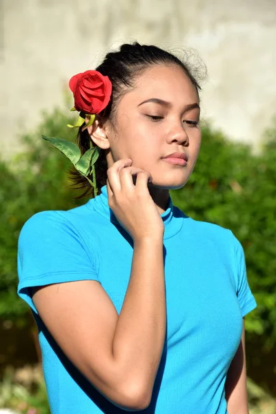 Jugendliche asiatische weibliche Porträt mit Blumen — Stockfoto