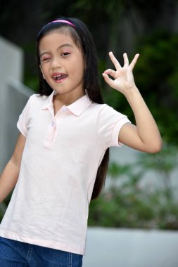 Kadın ve iyi işareti