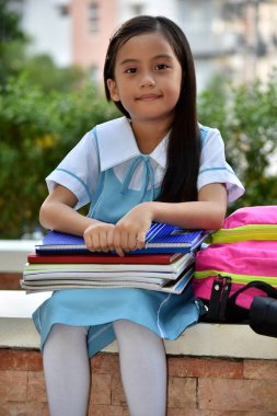 Kız öğrenci ve mutluluk giyen üniforma