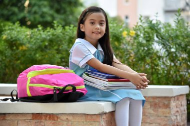 Defter Ile gülümseyen azınlık kadın öğrenci