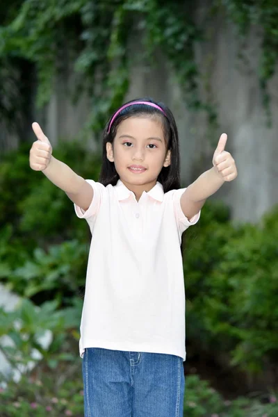 Petite Filipina Feminino com polegares para cima — Fotografia de Stock