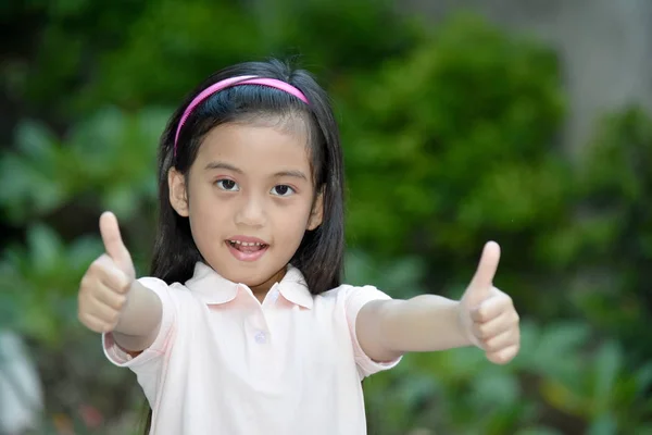 Bastante asiático niño con pulgares arriba — Foto de Stock