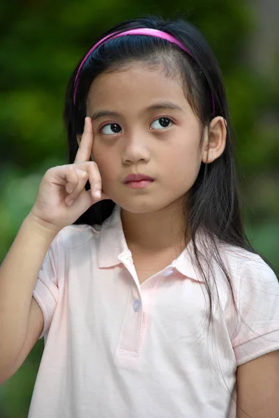 Een meisje kind denken — Stockfoto