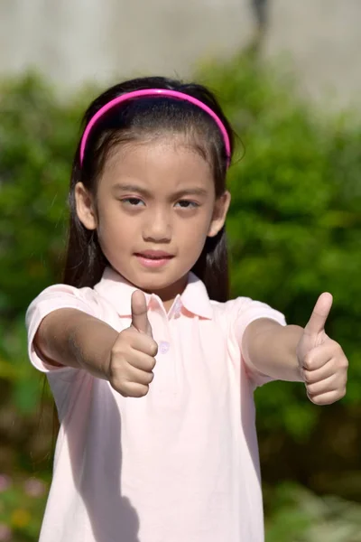 Filipina vrouw met Thumbs Up — Stockfoto