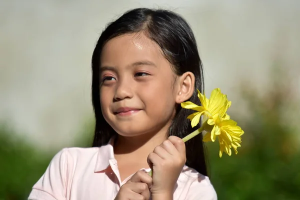 Urocza piękna Filipina osoba z kwiatami — Zdjęcie stockowe