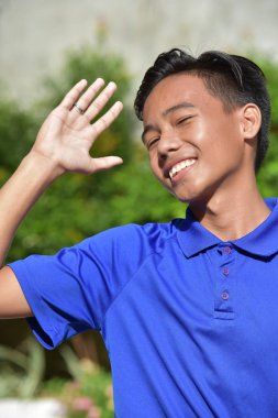 Genç çocuk ve kahkaha