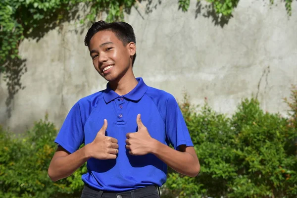 看起来很好的菲律宾青少年男性与拇指了 — 图库照片
