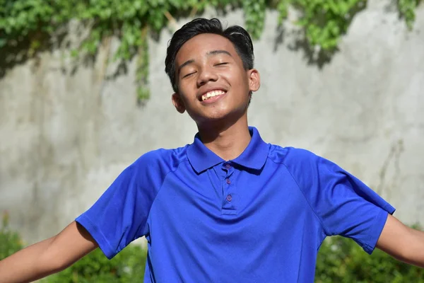 Νέος Φιλιππινέζων αγόρι λήψη απόφασης — Φωτογραφία Αρχείου