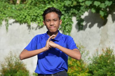 İyi görünümlü azınlık çocuk ve öfke