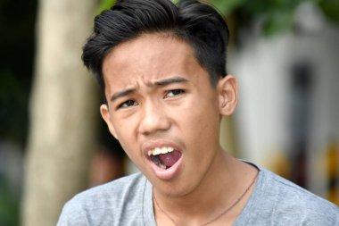 Bir karışık genç çocuk