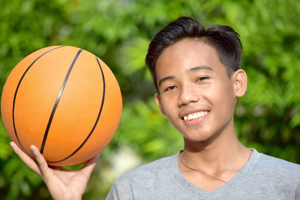 Joven Filipino Baloncesto Masculino Jugador Y Felicidad Con Baloncesto — Foto de Stock
