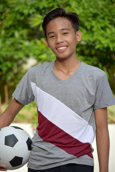 Lycklig manlig fotbolls spelare med Soccer Ball — Stockfoto