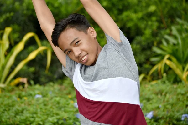 Stretching goed uitziende Filipijnse Teenage Male — Stockfoto
