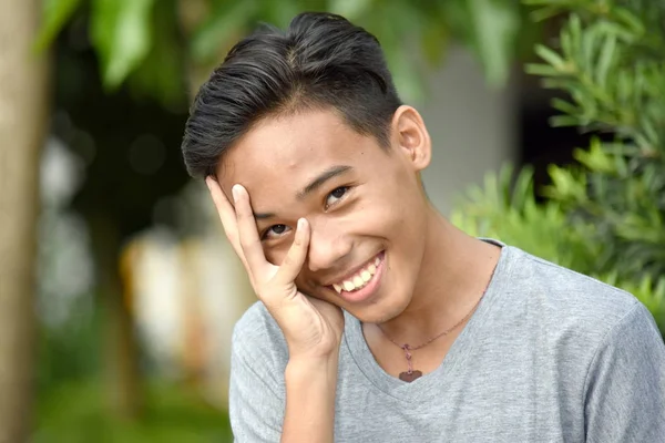 Kisebbségi tizenéves férfi nevetve — Stock Fotó