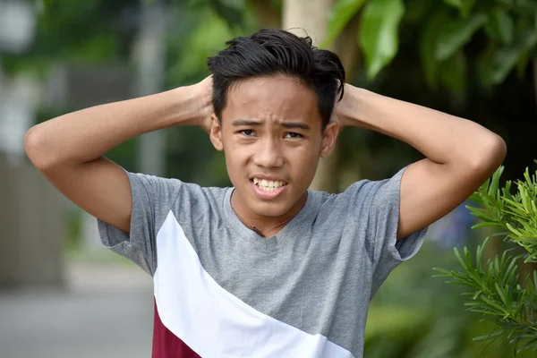 Menino adolescente minoritário e ansiedade — Fotografia de Stock