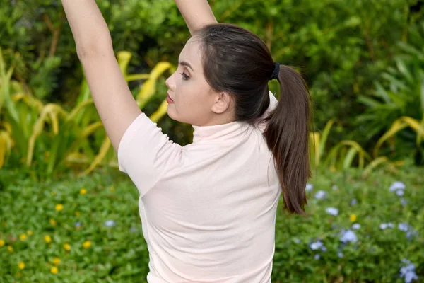 En Stretching asiatisk kvinna — Stockfoto