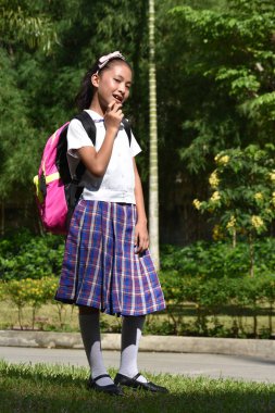 Sevimli azınlık kız öğrenci bir karar verme