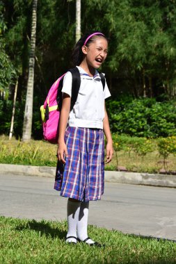 Filipina kadın öğrenci Winking giyen üniforma