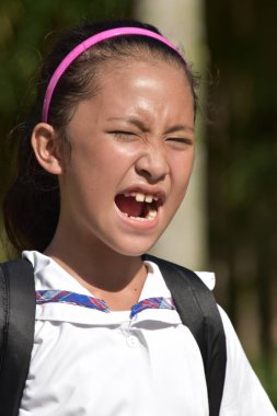 Kitaplarla stresli kız öğrenci