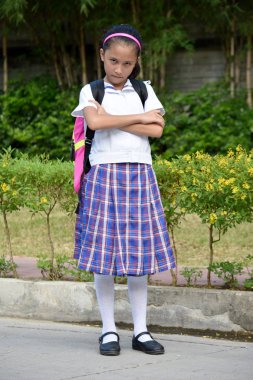 Notebooklar Ile inatçı kız öğrenci giyen okul üniforma