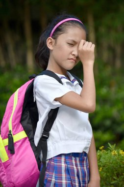 Kitaplarla çeşitli kız öğrenci ağlayan