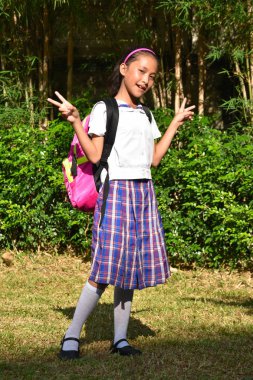 Asya kız öğrenci sahip eğlenceli giymek okul üniforma