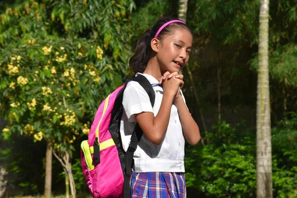 Rozkošná Asijská studentka modlitba ve školní uniformě s knihami — Stock fotografie