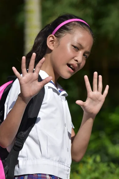 Joven asiática chica estudiante miedo de usar uniforme escolar con libros — Foto de Stock