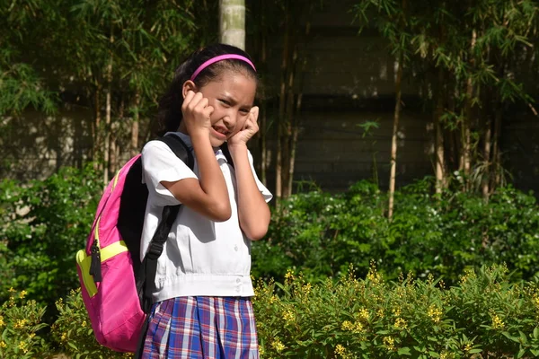 Ansioso filippino ragazza studente con notebook — Foto Stock