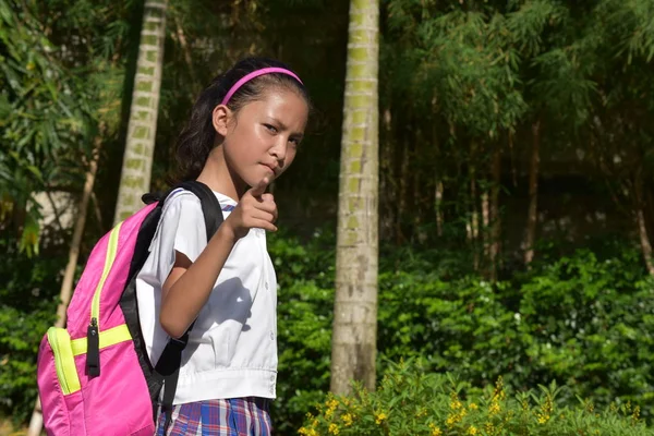Apuntando lindo asiático estudiante adolescente usando uniforme escolar con cuadernos — Foto de Stock