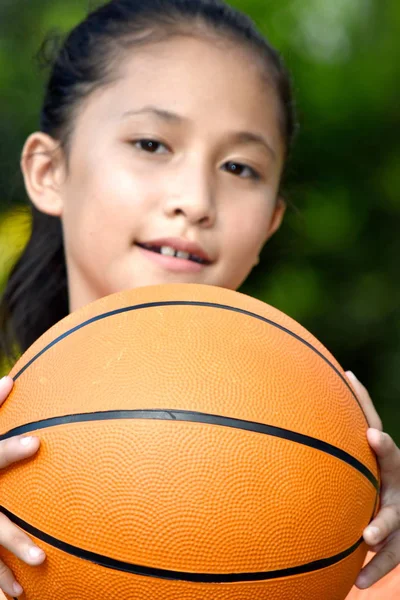 Felice atleta femminile Diverse con pallacanestro — Foto Stock