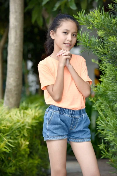 Bidden Aziatisch meisje tiener — Stockfoto