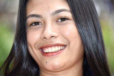 Gülümseyen bir Filipina erkek