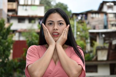 Ürküyor bir kadın kadın